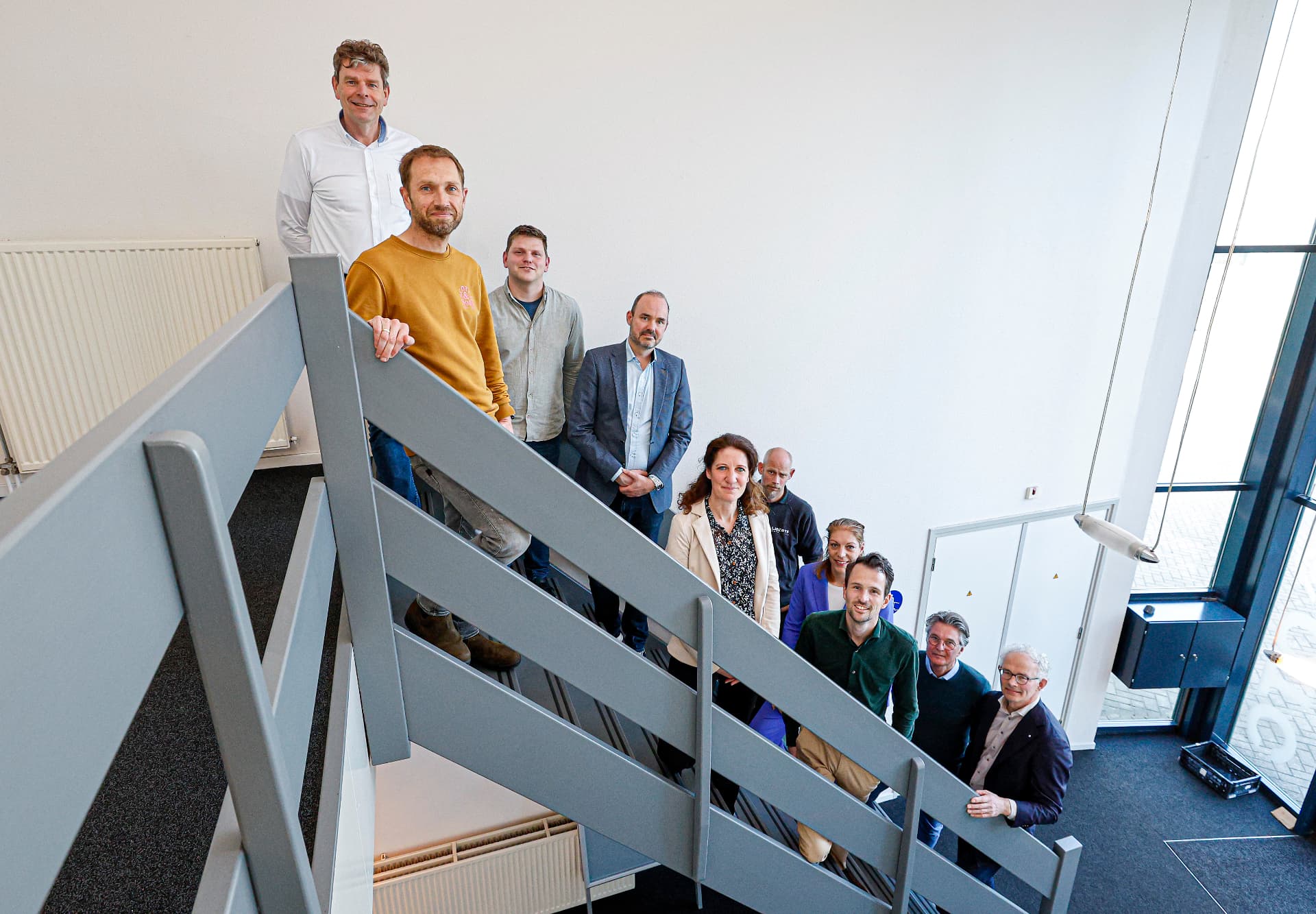 Groepsfoto van de leden van de Economische Adviesraad Altena op de trap